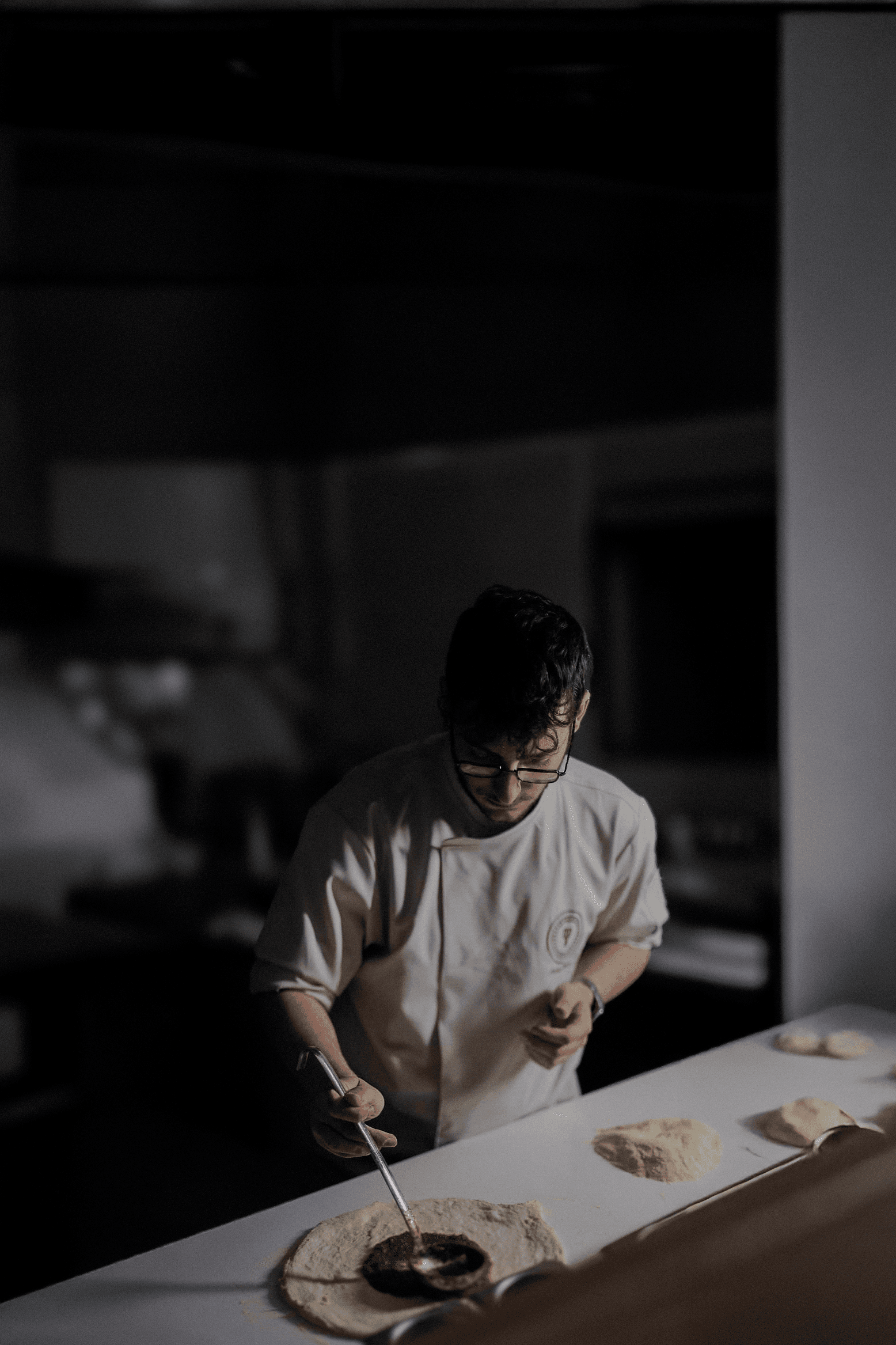 Chef preparing pizza (mobile)