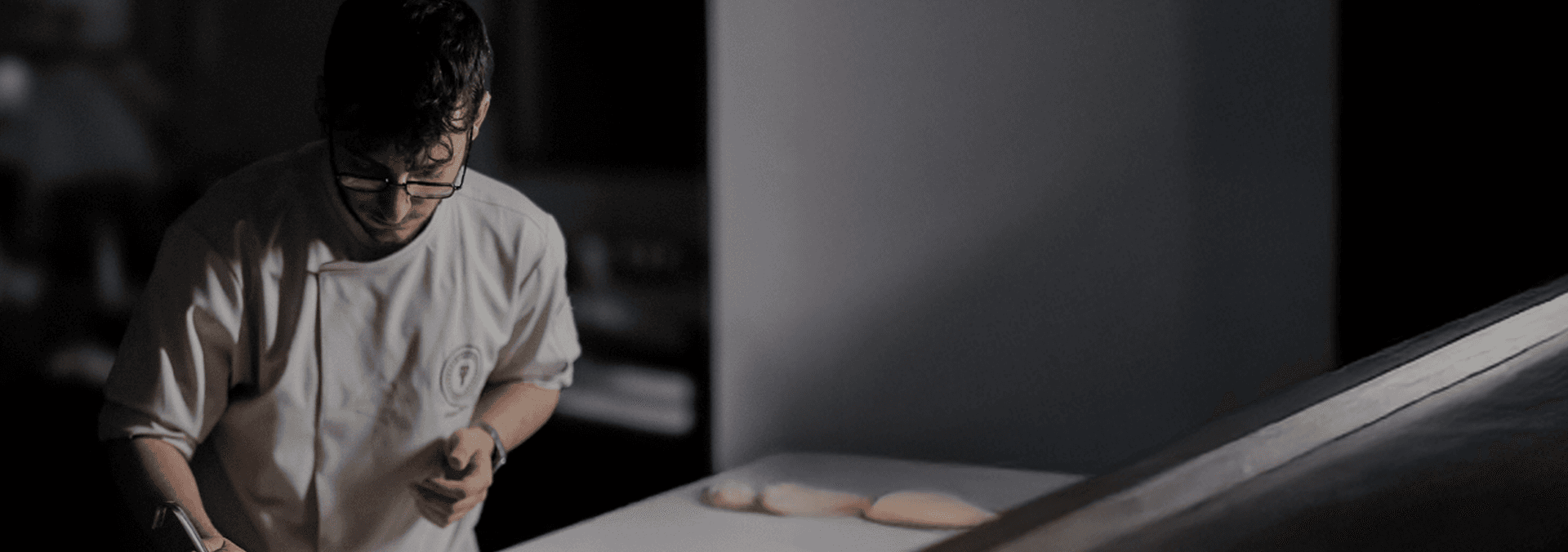 Chef preparing pizza (desktop)